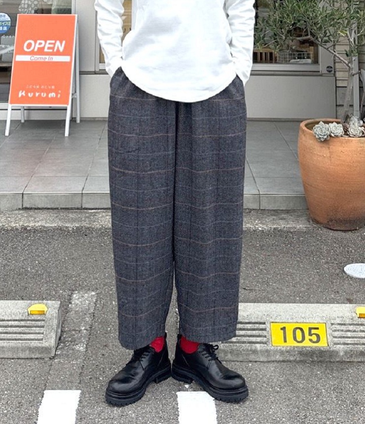 mao made　へリンボーン チェック ゆったりの テーパードパンツ（チャコール系） 551307