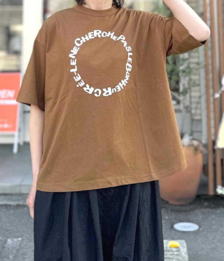 ESTROISLOSE　フルタンブラー天竺 5分袖 プリント Tシャツ（キャメル）EC26205