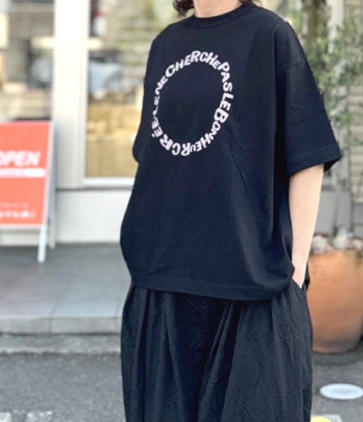 ESTROISLOSE　フルタンブラー天竺 5分袖 プリント Tシャツ（ブラック）EC26205
