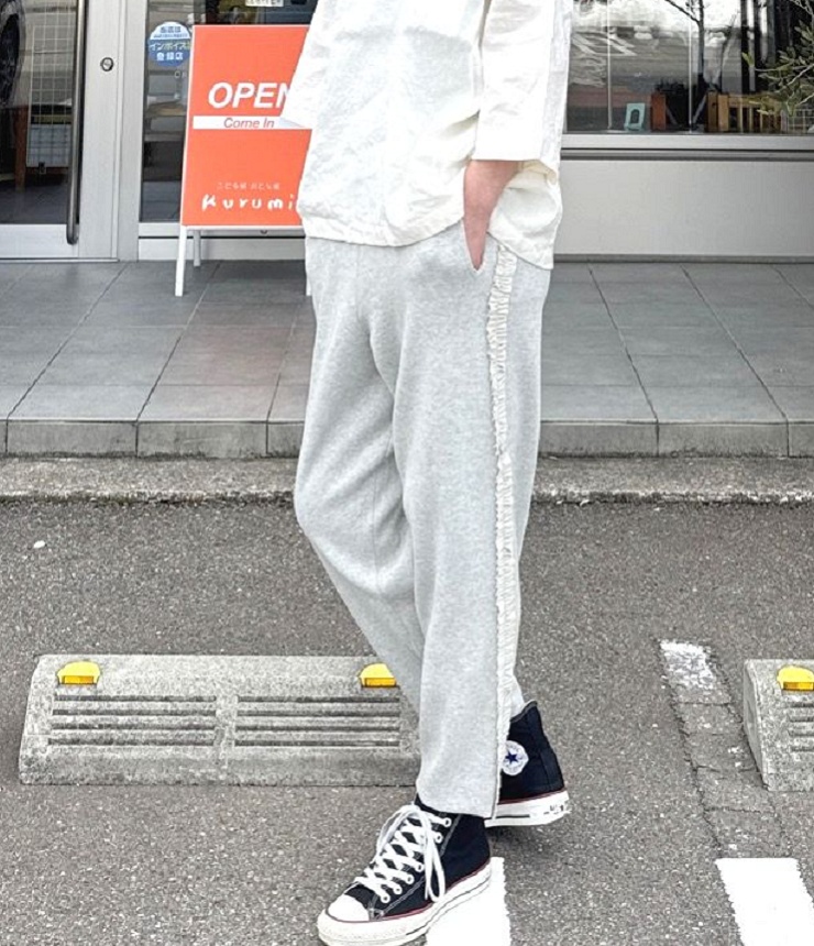 mao made　再登場!!! サイドふりふり フリル テーパード パンツ（オートミール）611123