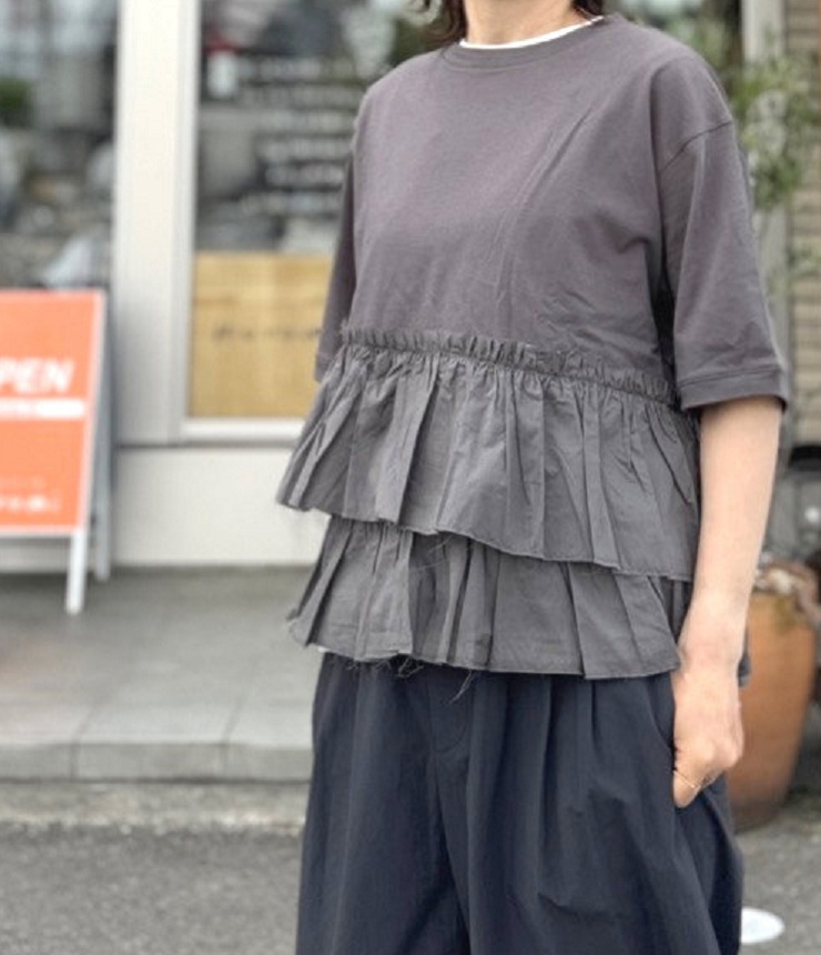 mao made　ボリュームフリル TEE（チャコール）621208