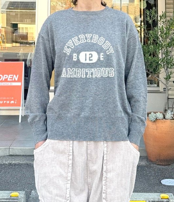 【30%OFF】mao made　カレッジロゴ ジャガード プルオーバー（TOPグレー） 551116