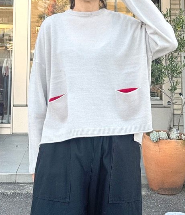 【30%OFF】mao made　チラリ配色 ポケット付き ワイド プルオーバー（オフグレー/レッド） 551105