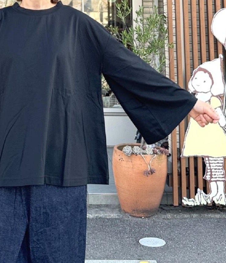 【30%OFF】mao made　オトナっぽいけど ほんのり甘い フレアースリーブ TEE（ブラック） 541203