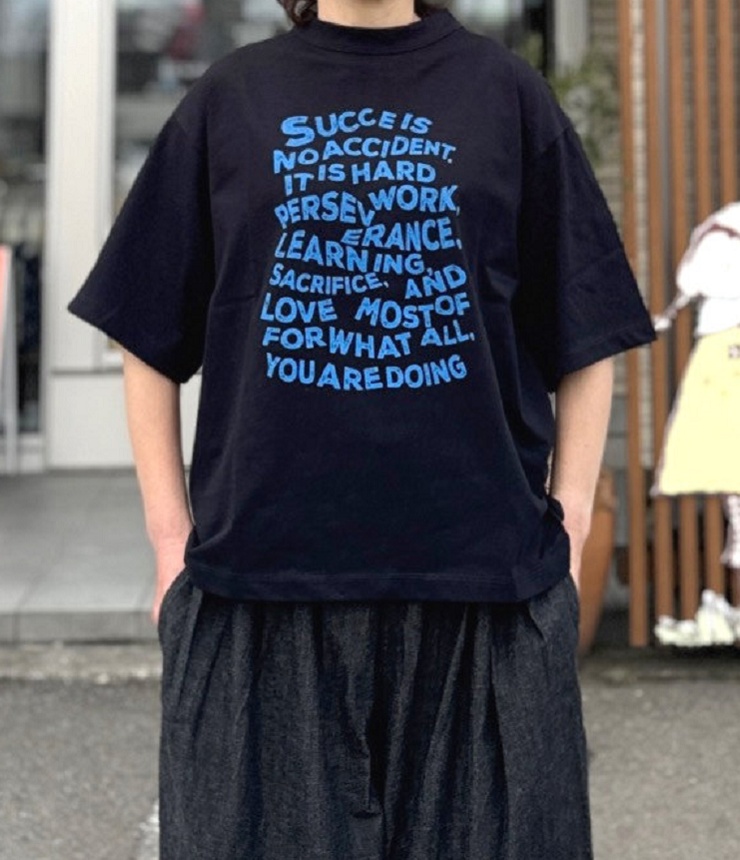 ESTROISLOSE　フルタンブラー天竺 5分袖 プリント Tシャツ（ブラック）EC26109