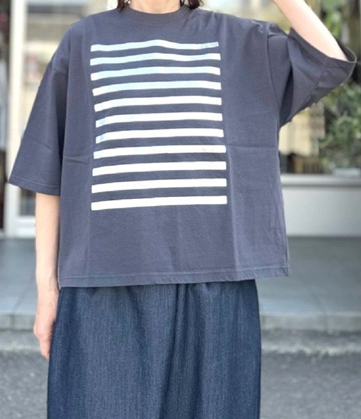 Sabbatum　ファンクショナル天竺 箔プリント Tee（チャコール） SA-37117