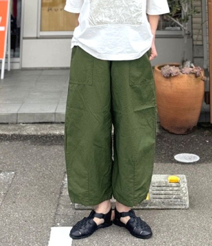 prit　コットンリネンライト バックサテン 裾ダーツ ベイカーパンツ（オリーブ） P71604