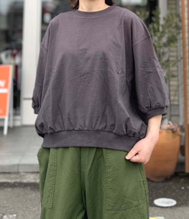 NEEDLE WORKS　袖パフ Tシャツ　チャコール（レディース） 2126214　#NEEDLE WORKS_OFFICIAL TEAM_NEWO