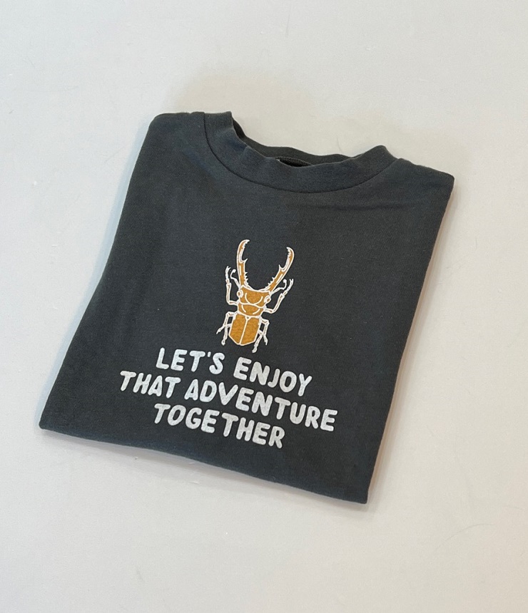 【50%OFF】OFFICIAL TEAM　インセクトガード 昆虫ロゴ Tシャツ　チャコールグレー（100センチ） #NEEDLE WORKS_OFFICIAL TEAM_NEWO