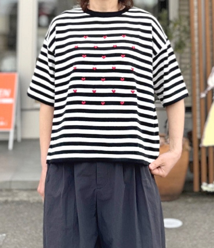 mao made　ちっちゃいハート ししゅう 5分袖 ニット TEE（ブラック×オフ）611145