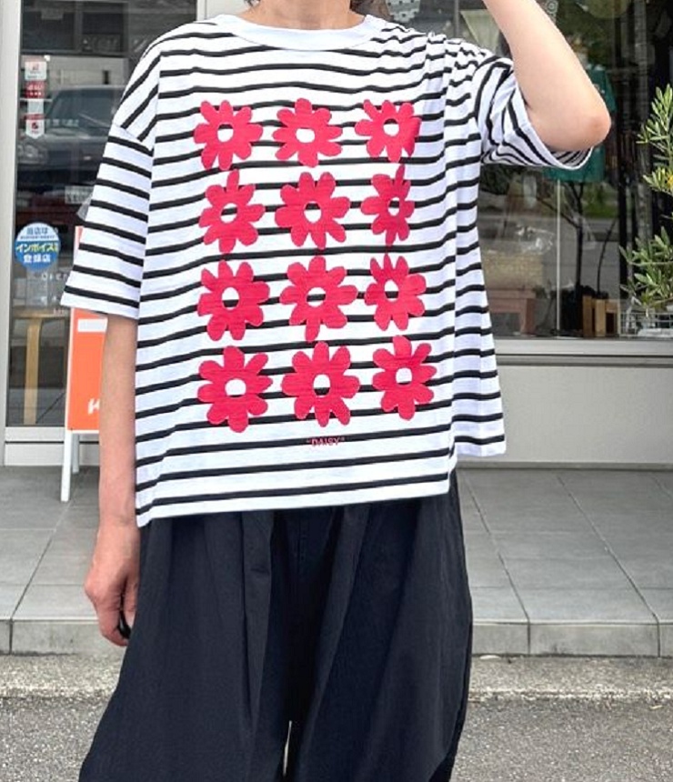 【30%OFF】mao made　DAISY DAISY DAISY TEE（ホワイト×ブラック×レッド） 531205B