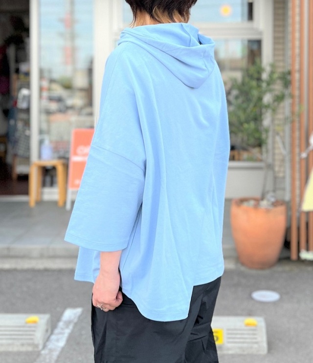 【50%OFF】ESTROISLOSE　オープンエンド天竺 7分袖 フードプルオーバー（スレートブルー）