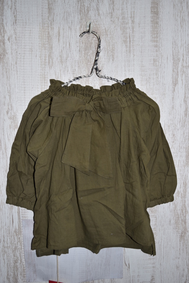 【70%OFF】NEEDLE WORKS  ローンギャザーリボンブラウス　カーキ（90、110センチ）　#NEEDLE WORKS_OFFICIAL TEAM_NEWO