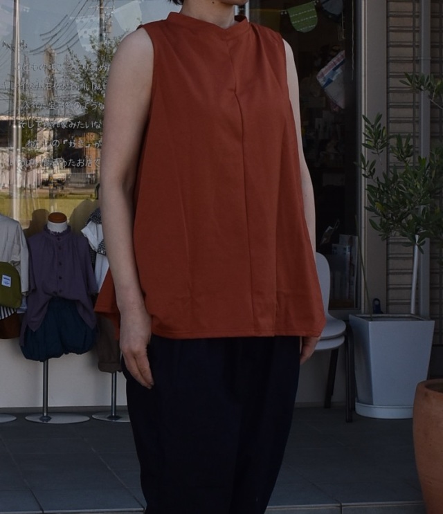 【50%OFF】CHAKA  スリーブレスプルオーオバー（テラコッタ）
