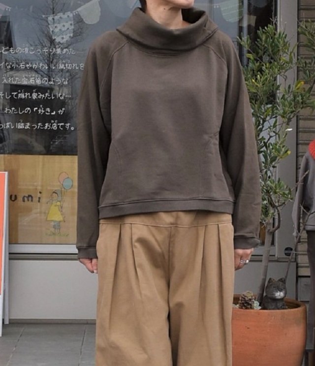 【50%OFF】BLUE LAKE MARKET　セントラル裏毛ラグランハイネックプルオーバー（カーキ）