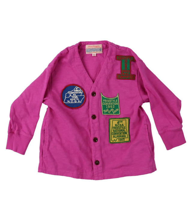 【30%OFF】DENIM DUNGAREE 　天竺 ワッペン カーディガン　ピンク（125センチ）  22580426