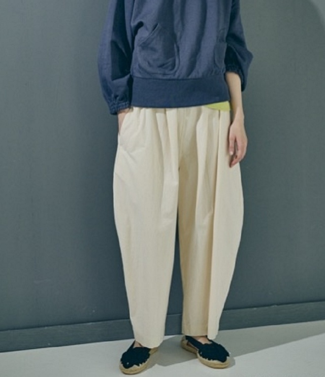【30%OFF】ESTROISLOSE　ヴィンテージ馬布 バレルレッグパンツ（キナリ） EB25120