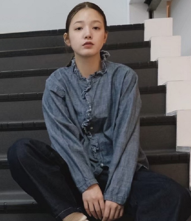 vent blanc　フリルデザイン コットンブラウス（ブルー）VB261459