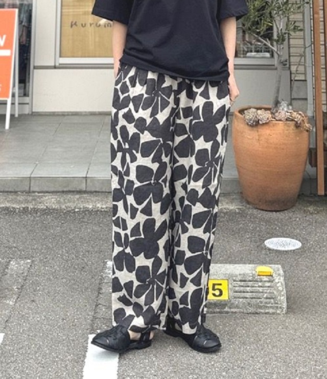 prit　60/1リネンシーチング ビッグフラワープリント タックイージーパンツ（クロ） P72612