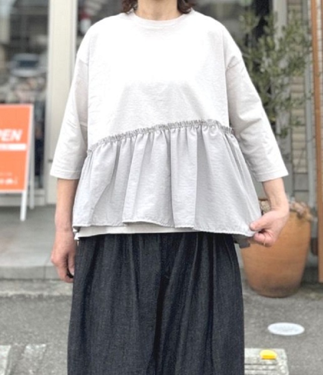 Sabbatum　バイファブリック ギャザーフリル プルオーバー（グレージュ） SA-37205