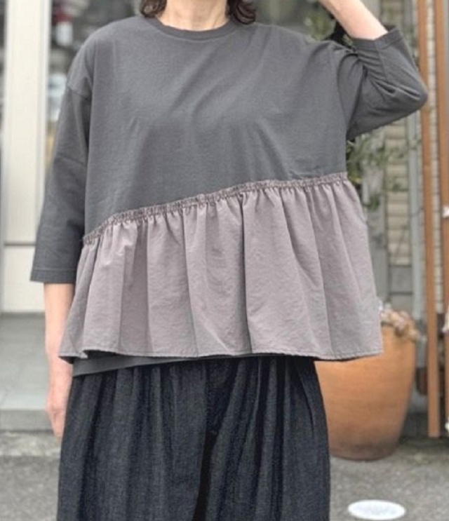 Sabbatum　バイファブリック ギャザーフリル プルオーバー（チャコール） SA-37205