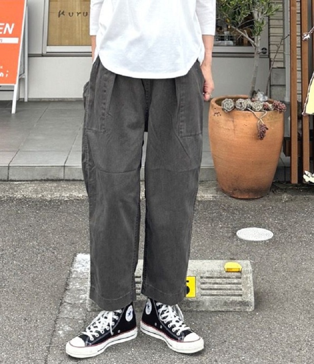 ESTROISLOSE　フェード加工ツイル ワンタックパンツ（チャコール）EB25310