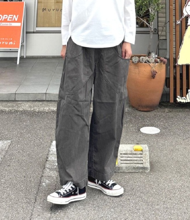 ESTROISLOSE　フェード加工ツイル パンツ（チャコール）EB25309