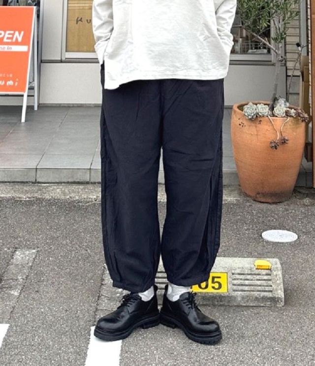 prit 40/1ネルモールスキン 裾タック バギーパンツ(チャコール) P70614