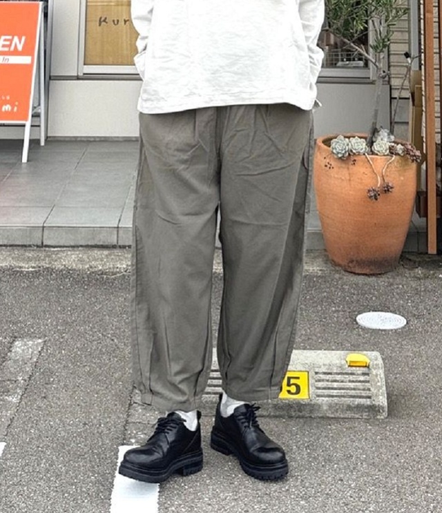 prit 40/1ネルモールスキン 裾タック バギーパンツ(カーキグレー) P70614