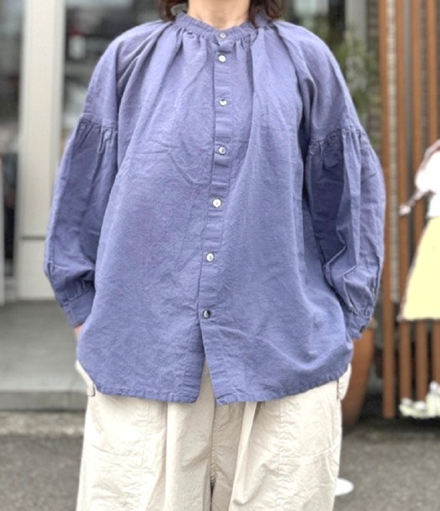 prit　コットンリネン交織平織 スタンドカラー ギャザー ブラウス（ラベンダーブルー） P82623