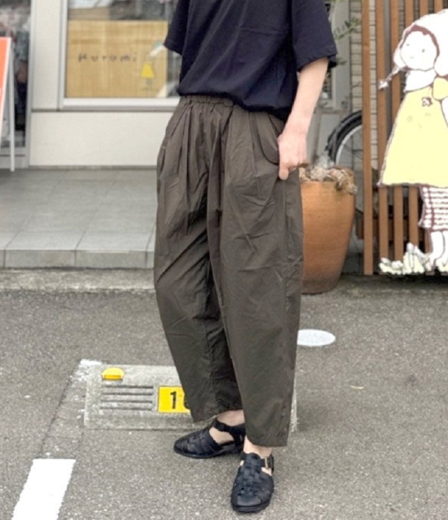 ESTROISLOSE　タイプライター マルチタック パンツ（チャコール）EB26220