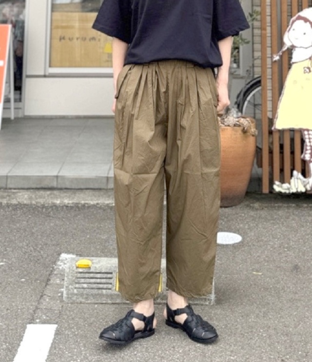 ESTROISLOSE　タイプライター マルチタック パンツ（カーキ）EB26220