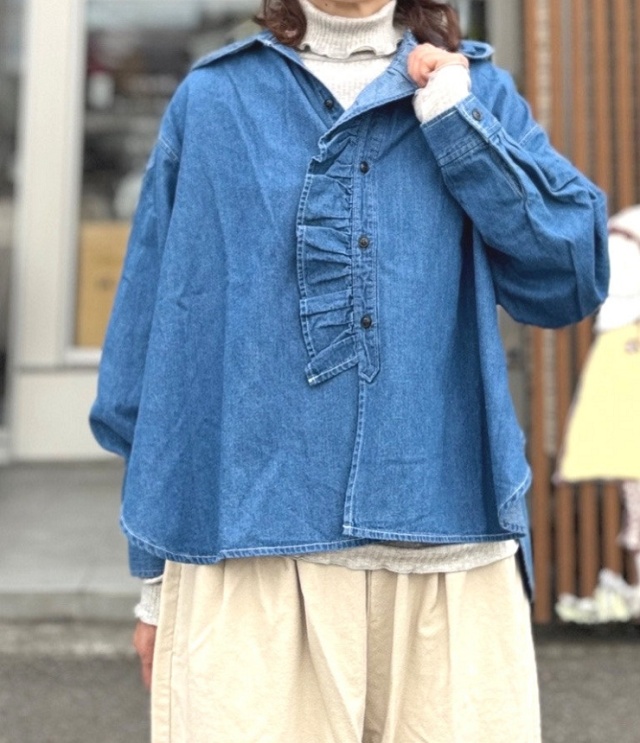 ESTROISLOSE　6OZ綿麻デニム 衿フリル ブラウス（ブルー）EB26410
