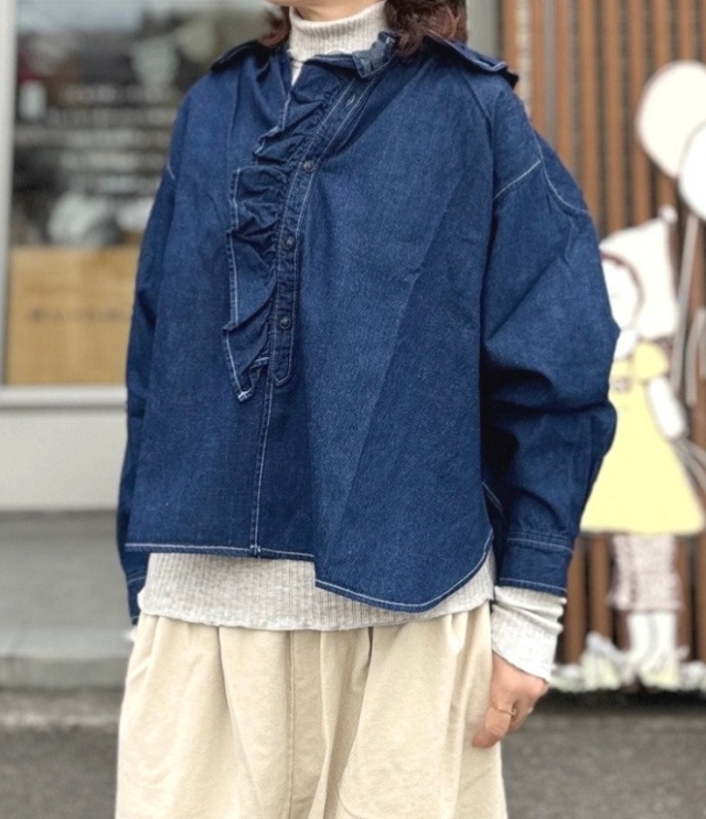 ESTROISLOSE　6OZ綿麻デニム 衿フリル ブラウス（インディゴ）EB26410