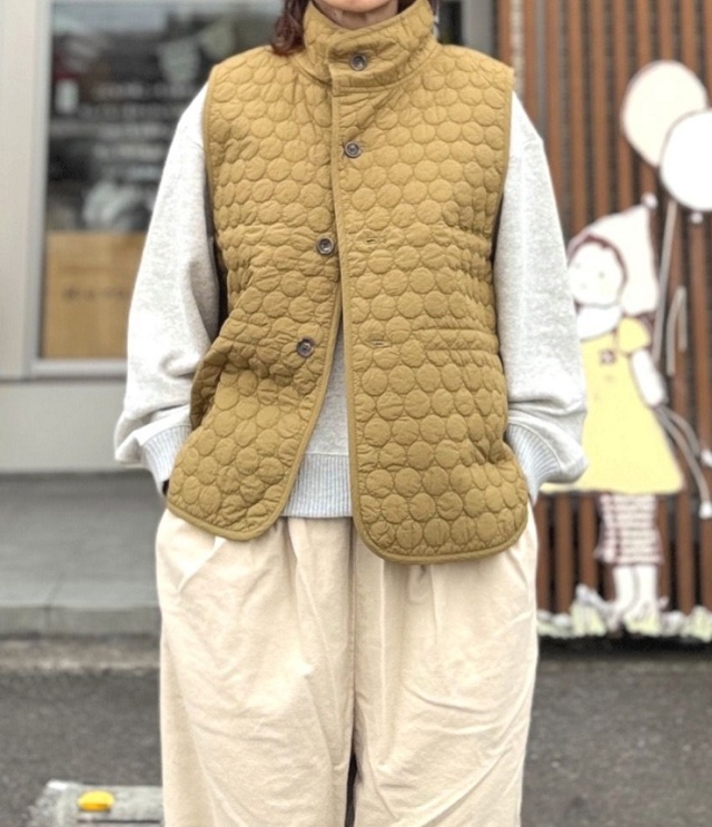 ESTROISLOSE　ドット刺繍キルト ベスト（カーキ）EB26309