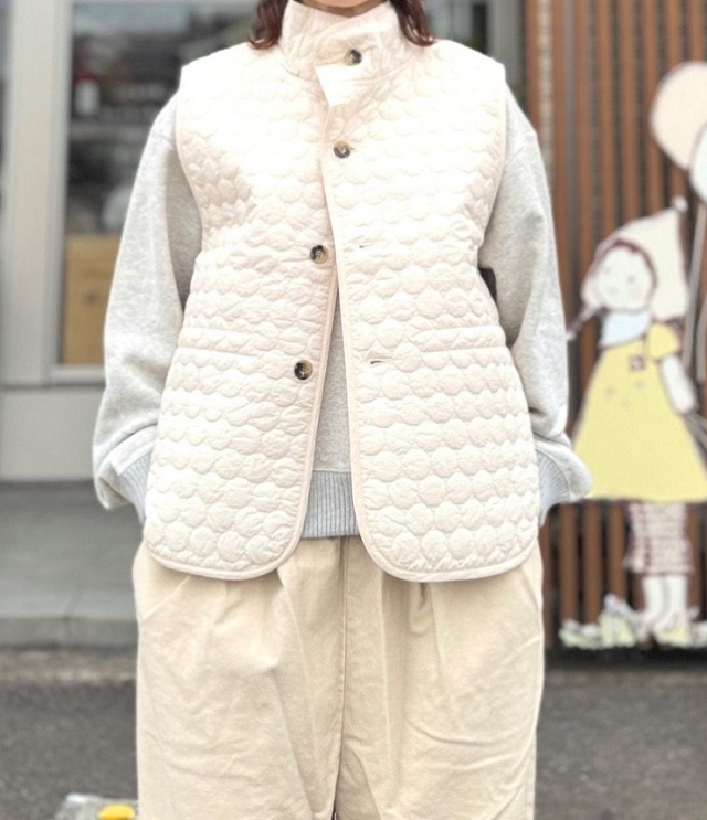 ESTROISLOSE　ドット刺繍キルト ベスト（アイボリー）EB26309