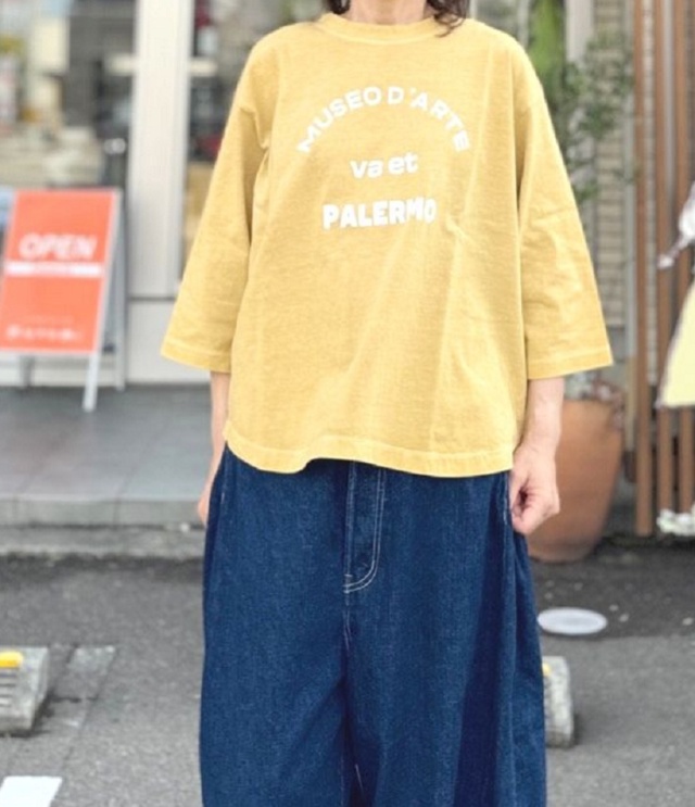 ESTROISLOSE　シングルジャージー ピグメント加工 6分袖 プリント Tシャツ（マスタード）EC26211