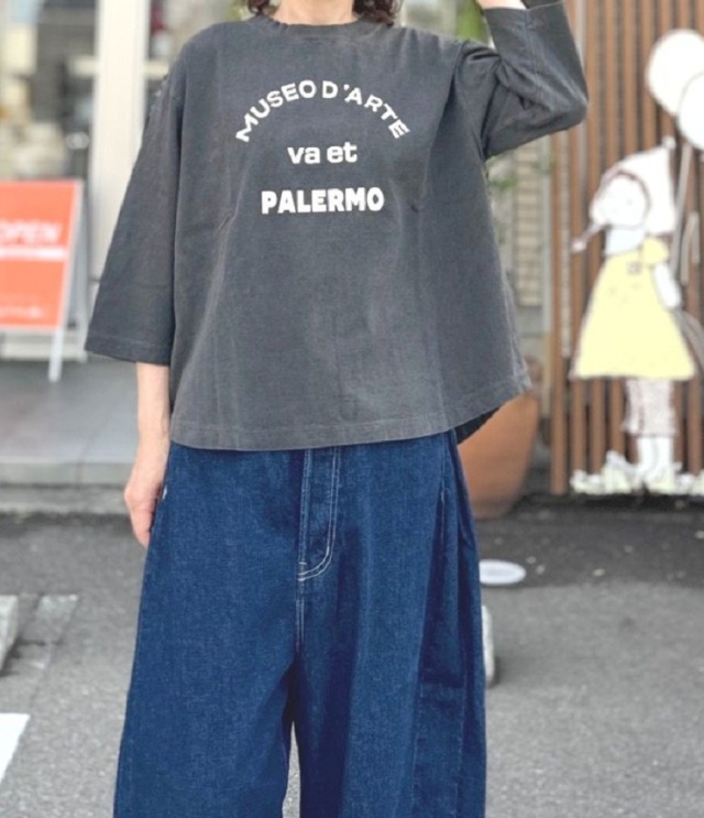ESTROISLOSE　シングルジャージー ピグメント加工 6分袖 プリント Tシャツ（チャコール）EC26211