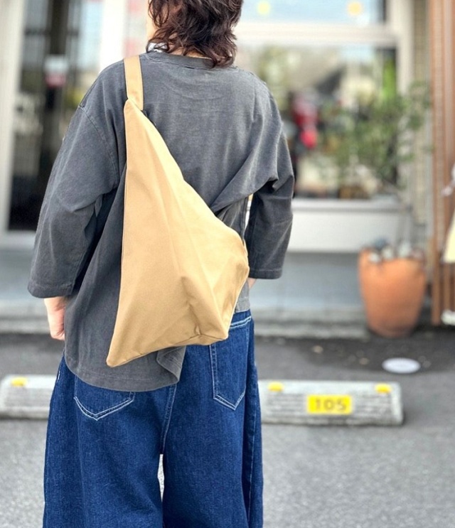 ANVOCOEUR　isosceles triangle -middle- ニトウヘンサンカクケイ -ミドル-（キャメル） AC22210b