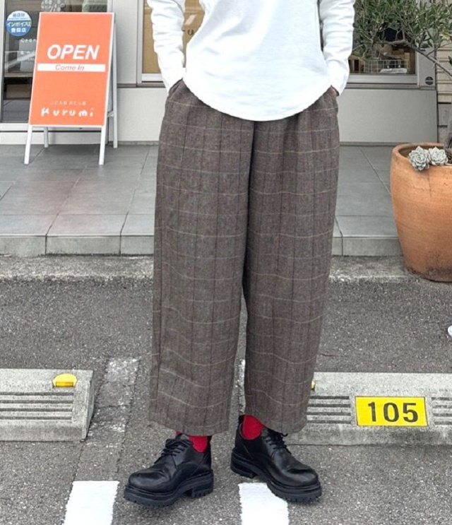mao made　へリンボーン チェック ゆったりの テーパードパンツ（ブラウン系） 551307