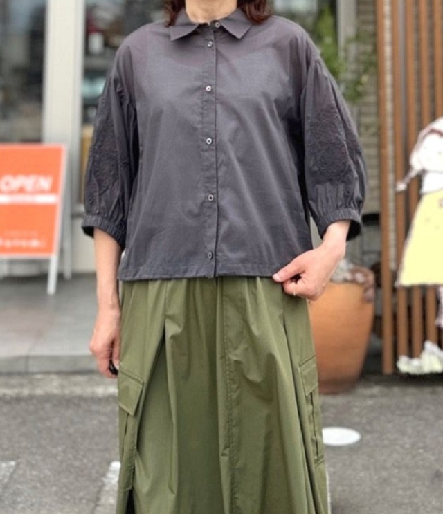 Kittle.　カットワーク刺繍 シャツ（チャコールグレー） K263-66146