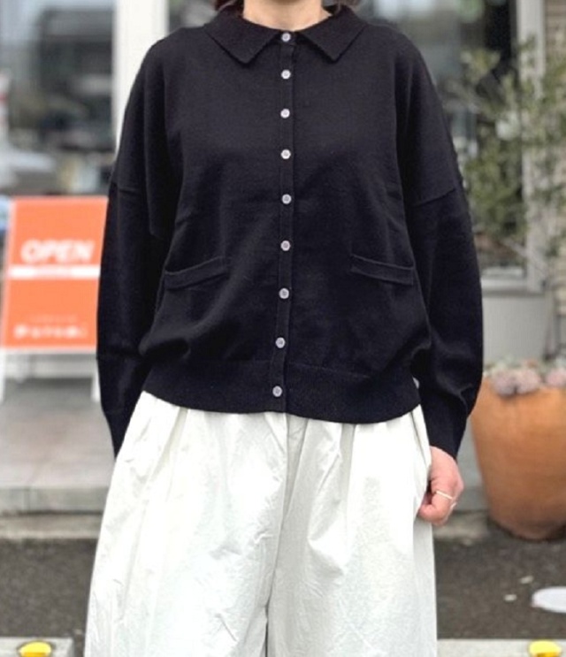 mao made　ゆったりサイズの 衿付き カーディガン（ブラック）611111