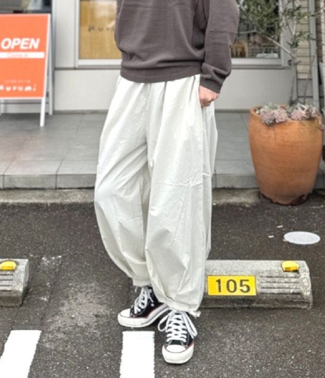 mao made　裾タック＆ドロスト ボリューミー パンツ（オフベージュ）611302