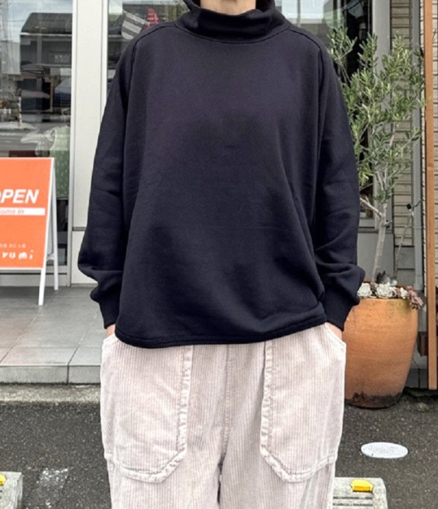 ESTROISLOSE　セントラル裏毛 オフタートル プルオーバー（ブラック）EC21409