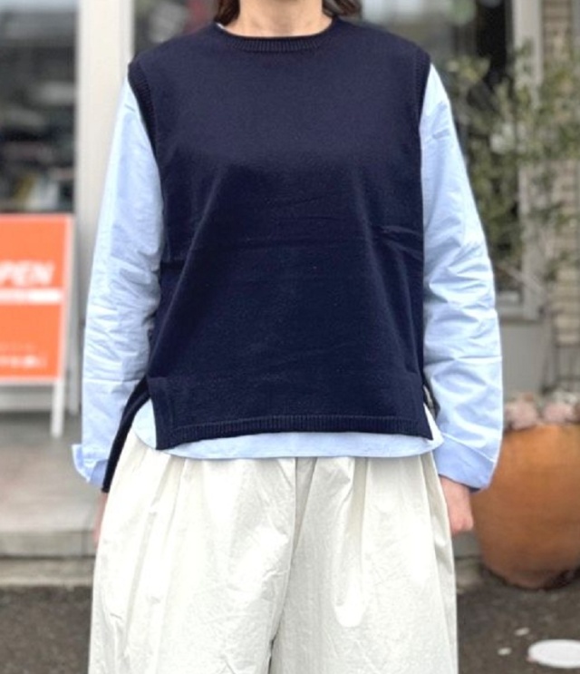 mao made　シンプルニットベスト+ラウンドヘム ブラウス（ブラックネイビー/ライトブルー）611141