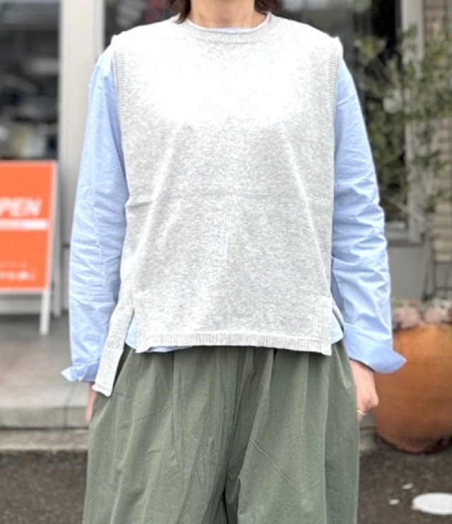 mao made　シンプルニットベスト+ラウンドヘム ブラウス（オートミール/ライトブルー）611141