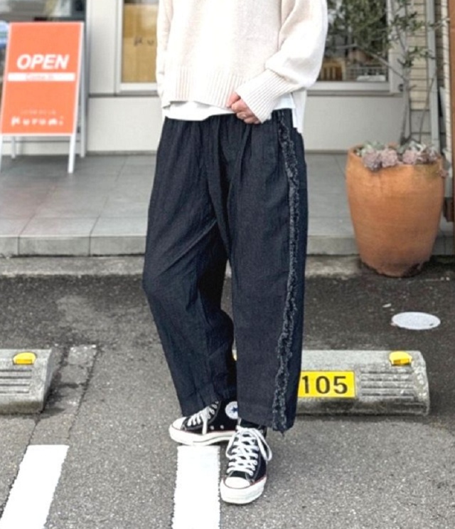 mao made　サイドふりふり ゆったりサイズの テーパード パンツ（ブラック）611313