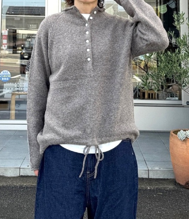 mao made　モックネック ヘンリーネック プルオーバー（モカ） 551121
