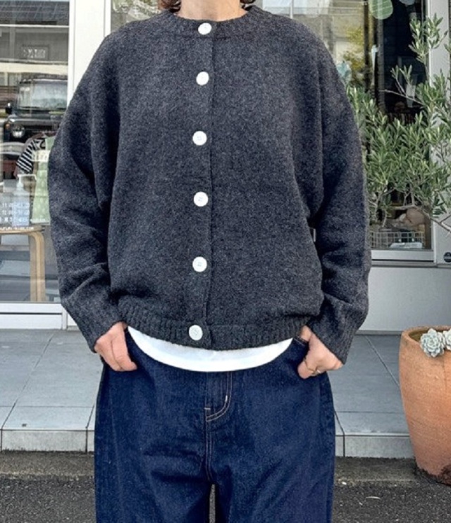 mao made　バックタック ドロストコード入り カーディガン（チャコール） 551122