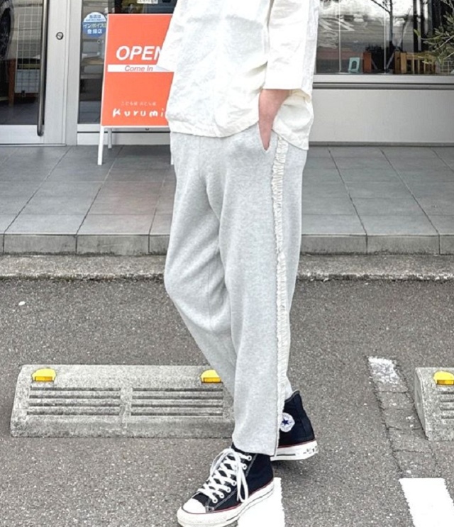 mao made 再登場!!! サイドふりふり フリル テーパード パンツ(オートミール)611123